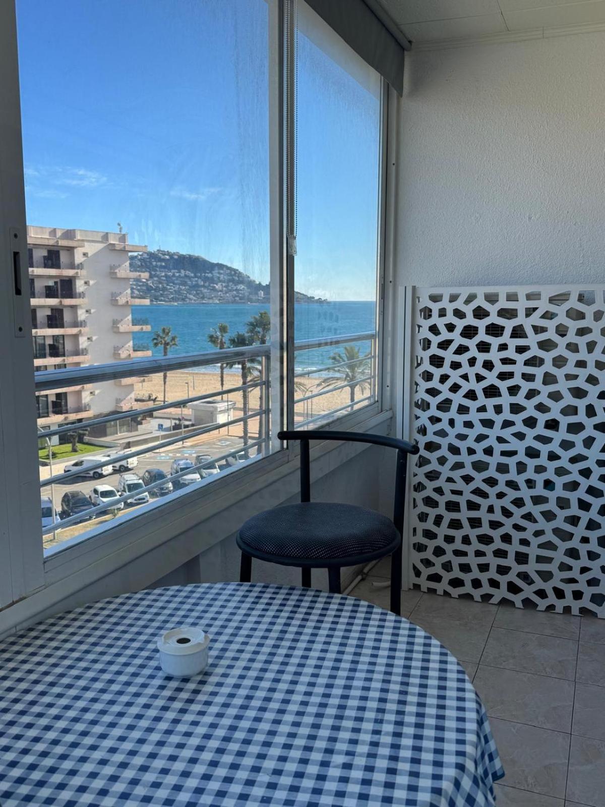 Appartement Première Ligne de mer avec piscine Roses Esterno foto